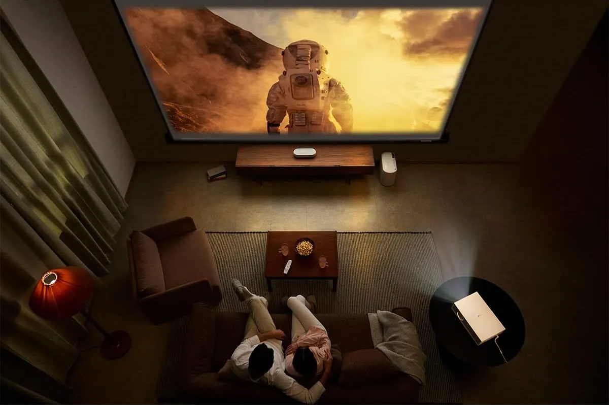 Qual é a melhor opção entre TV e projetor para ter um cinema em casa