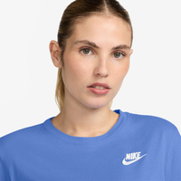 Camiseta Nike Sportswear Club Essentials Feminina